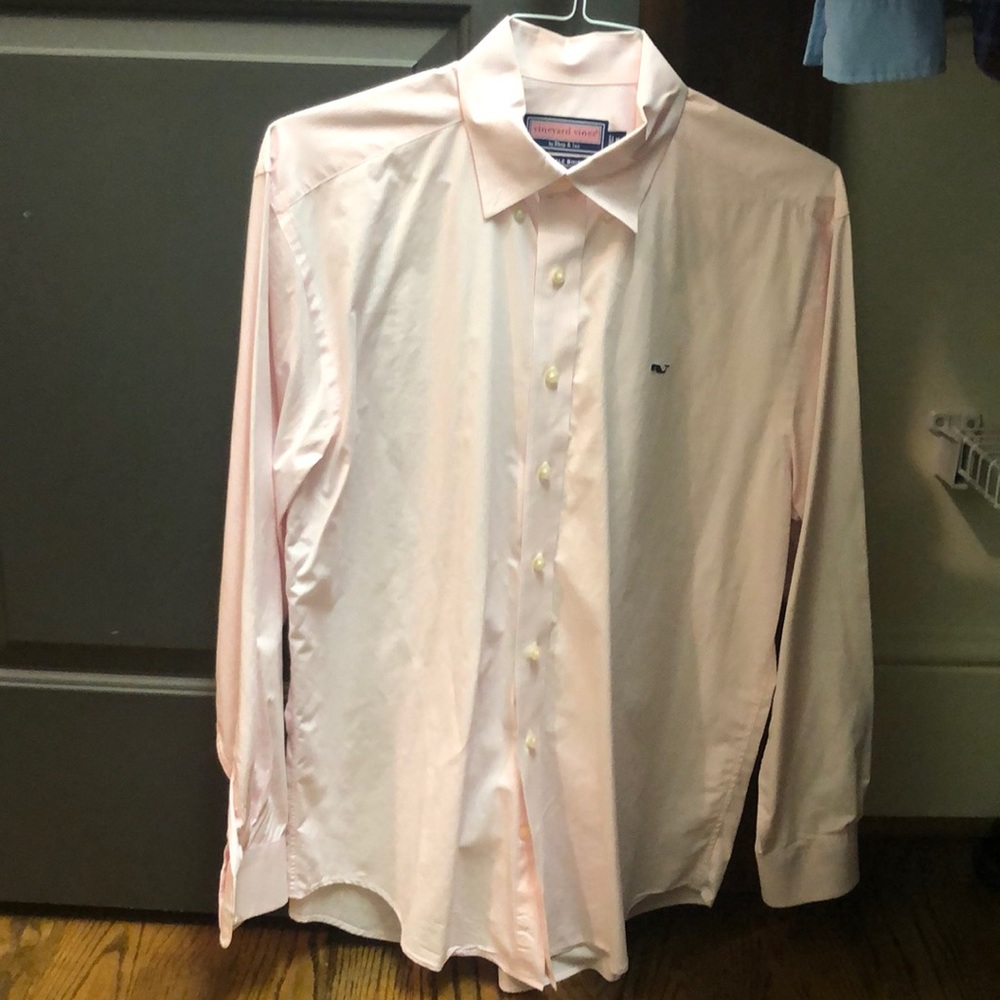 Light pink Vineyard Vines button down. Medium.